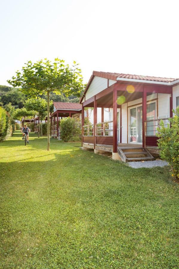 Domaine Chalets Larlapean Saint-Martin-dʼArrossa Екстериор снимка